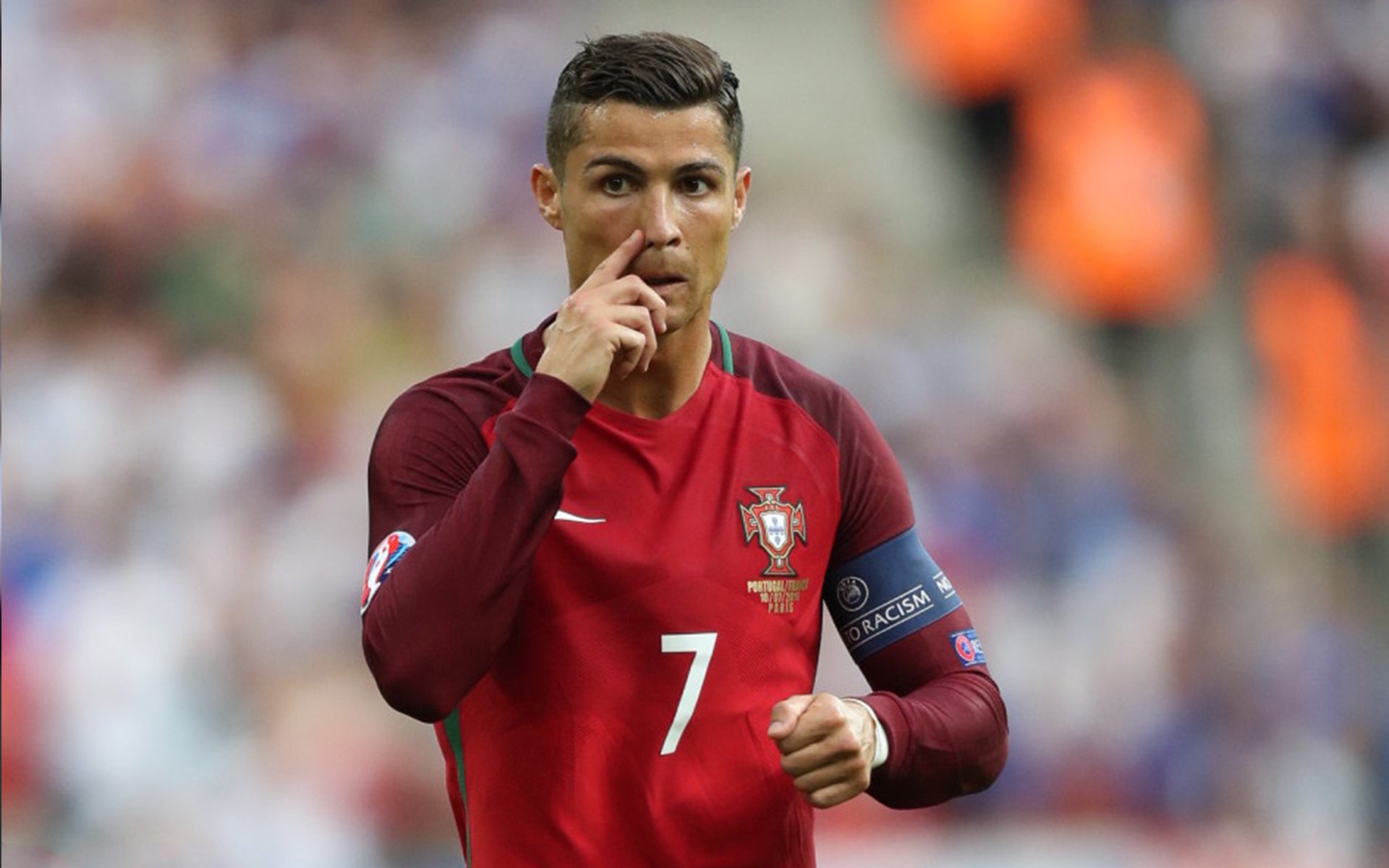 “校园足球文化节盛大开幕，推动全民体育运动”，校园足球文化节标语